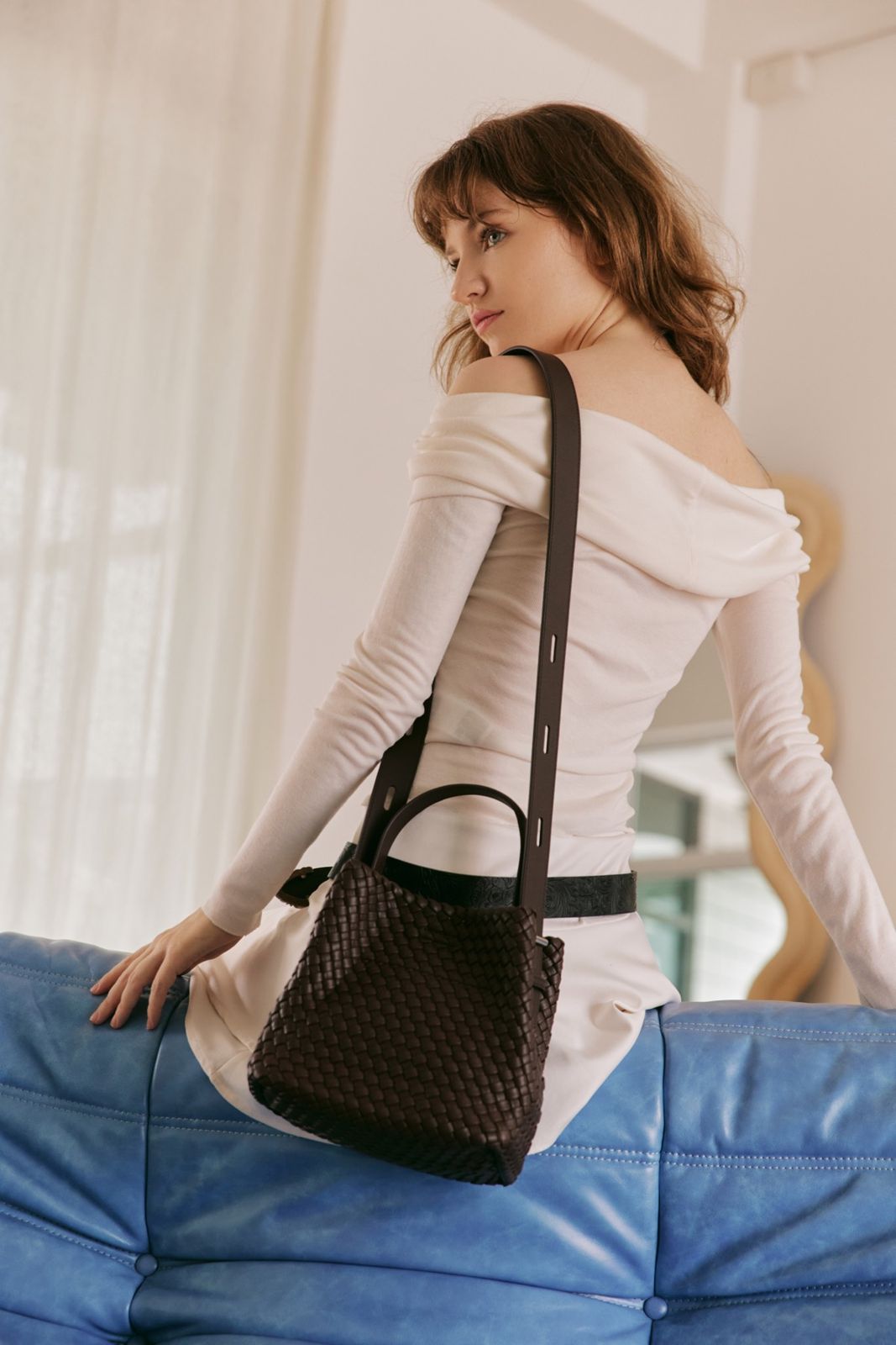 Asta bag in dark brown carried on the shoulder